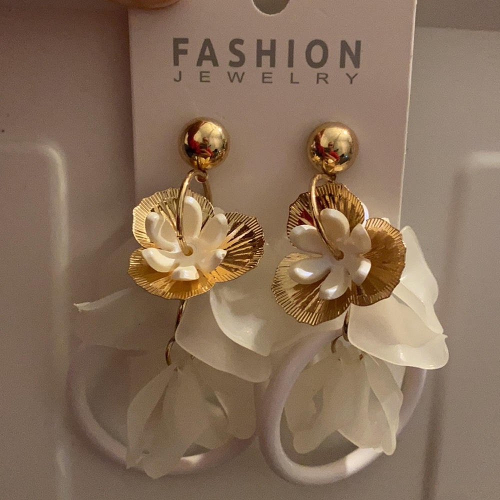 White gold detailed fashion jewelry